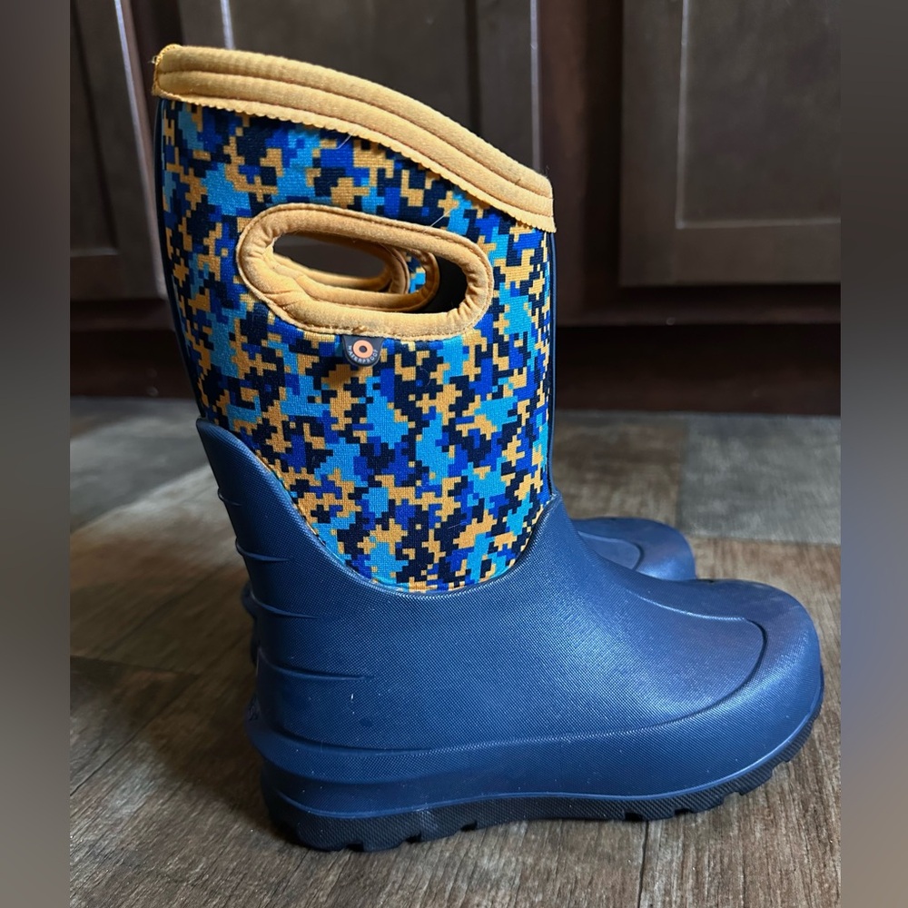Bogs Kids' Blue and Tan Camo Rain Boots